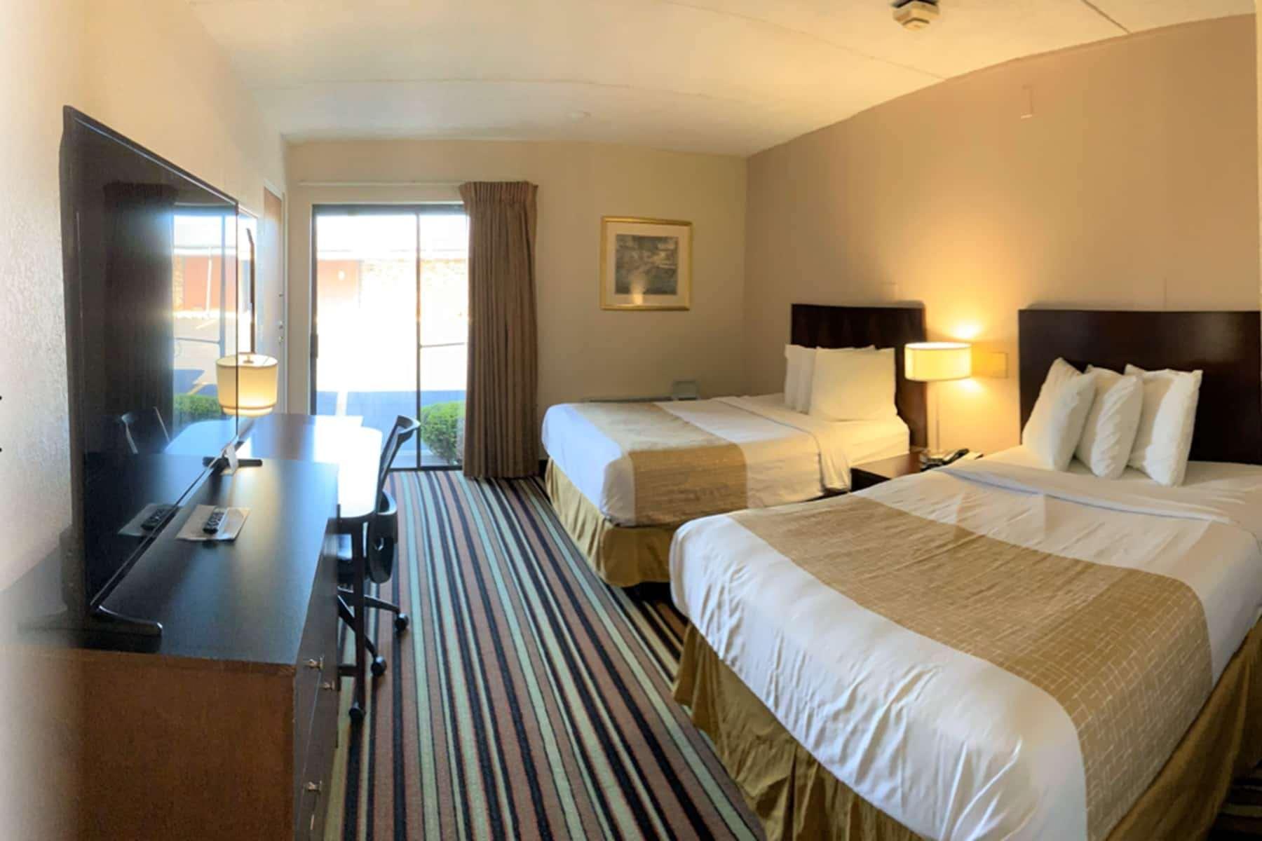 Travelodge By Wyndham Уитвил Екстериор снимка