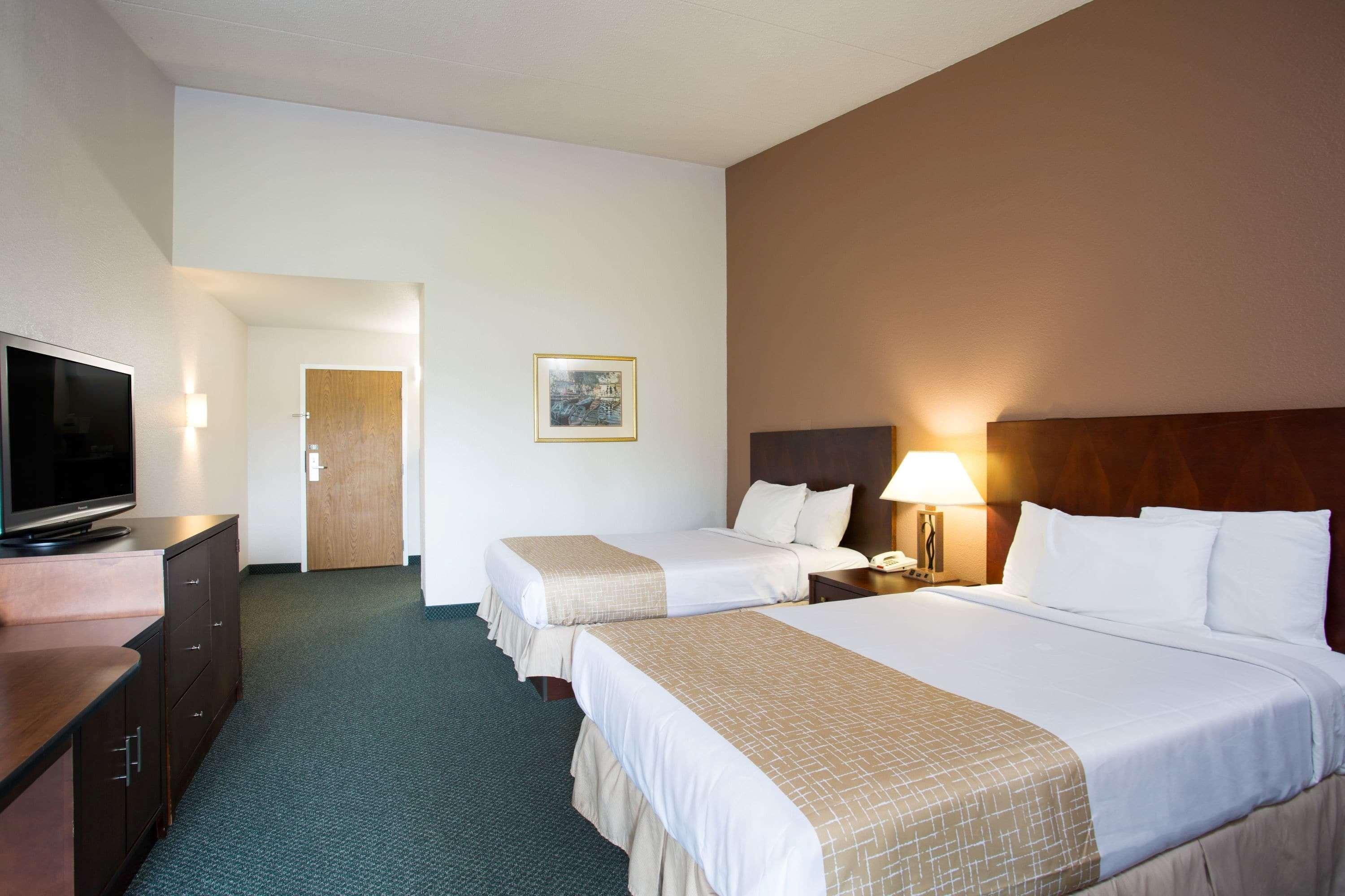 Travelodge By Wyndham Уитвил Екстериор снимка
