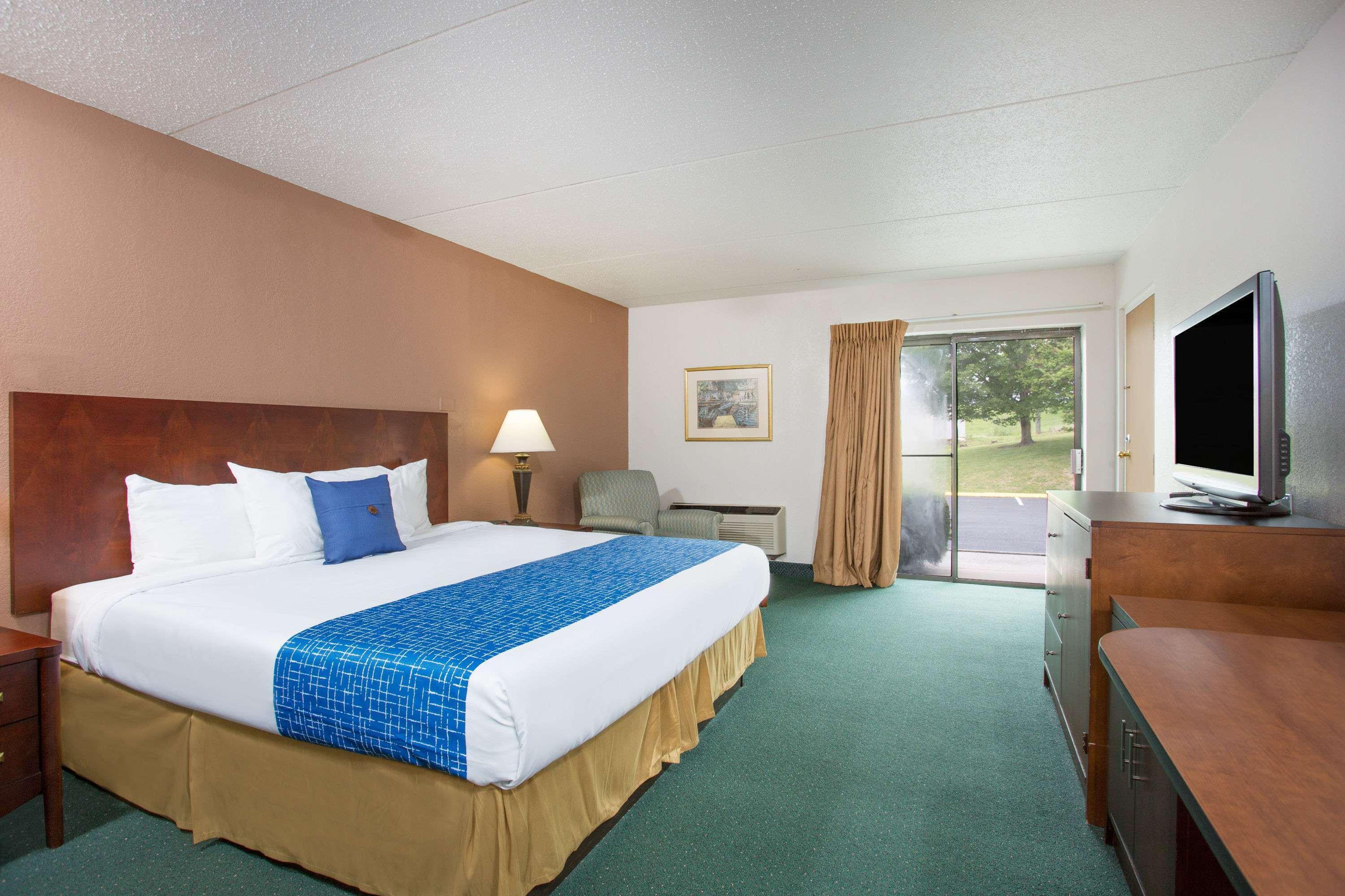 Travelodge By Wyndham Уитвил Екстериор снимка