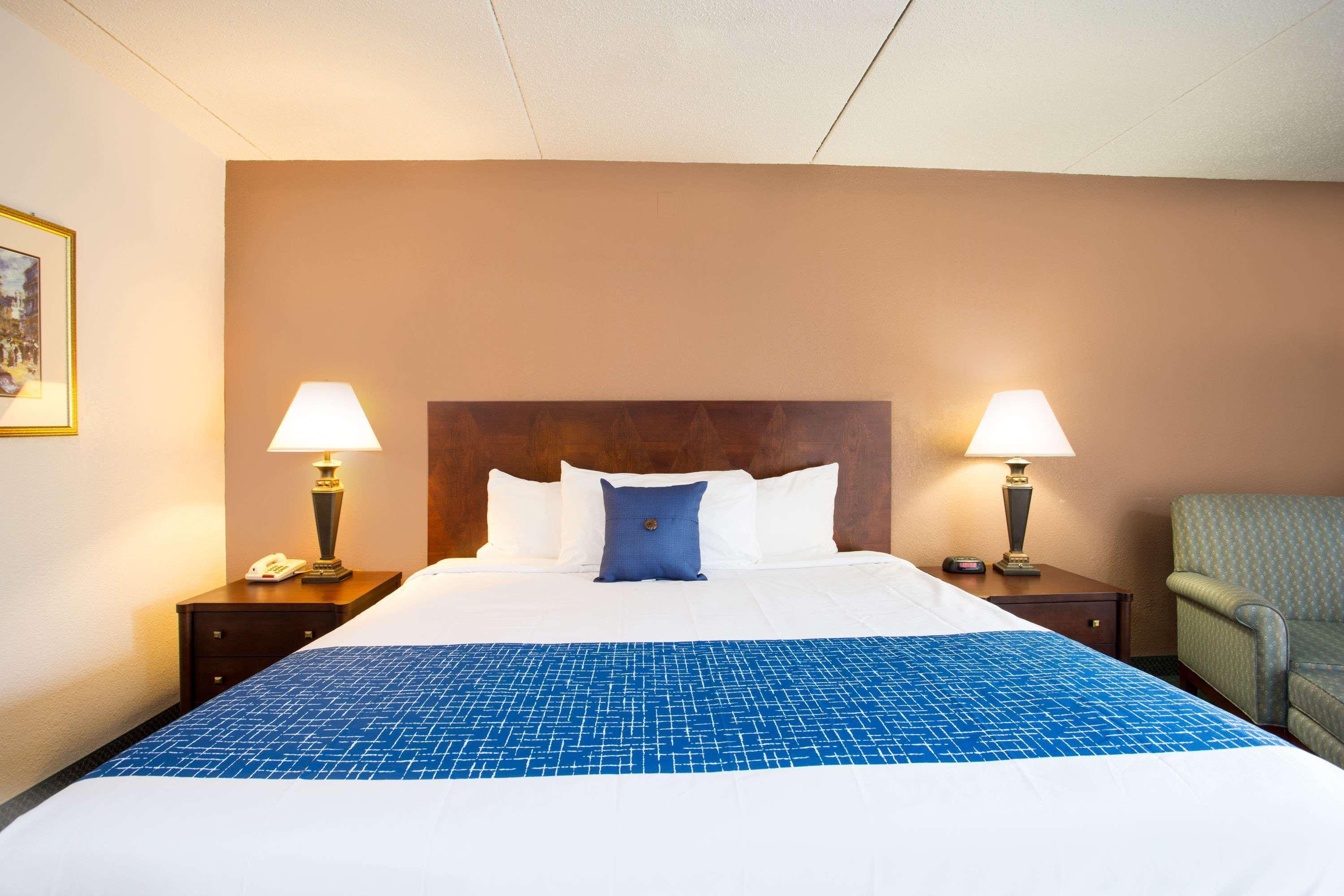 Travelodge By Wyndham Уитвил Екстериор снимка