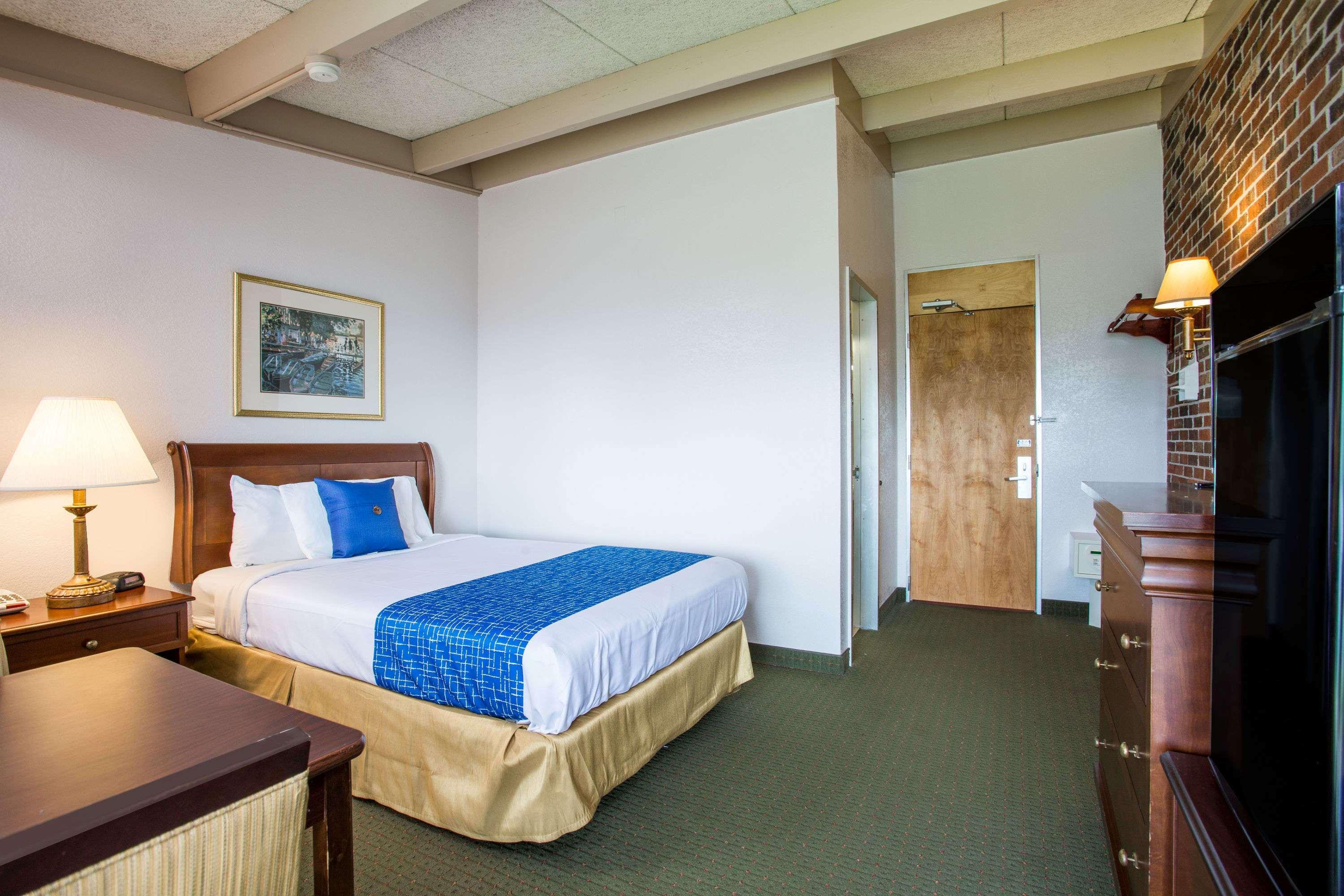 Travelodge By Wyndham Уитвил Екстериор снимка
