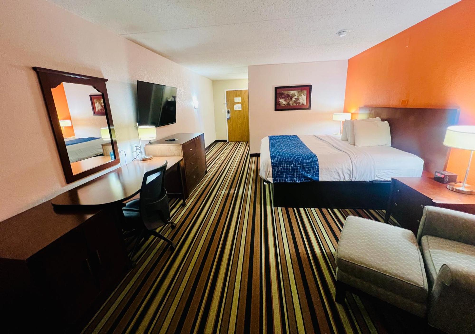 Travelodge By Wyndham Уитвил Екстериор снимка