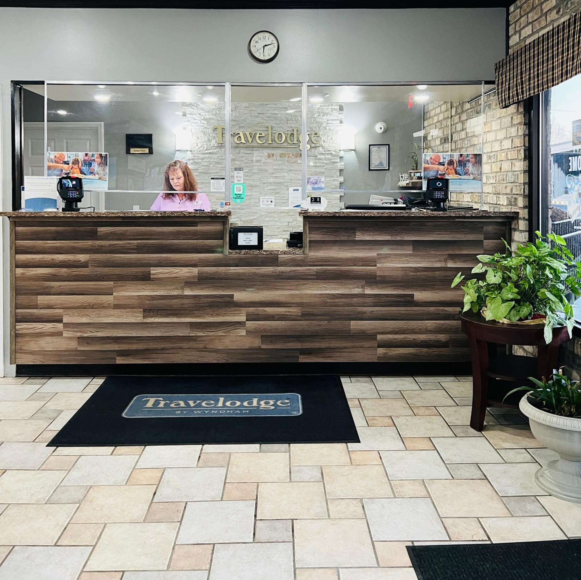 Travelodge By Wyndham Уитвил Екстериор снимка